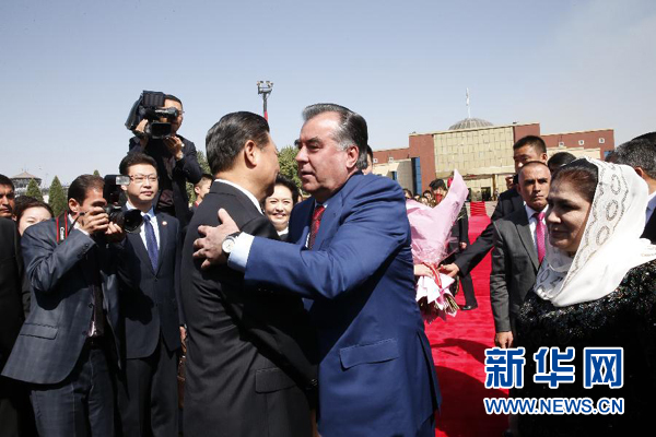 9月14日,國家主席習(xí)近平結(jié)束對塔吉克斯坦的國事訪問,乘坐專機(jī)離開杜尚別。拉赫蒙總統(tǒng)夫婦專程到機(jī)場為習(xí)近平和夫人彭麗媛送行。新華社記者 鞠鵬 攝 9月14日,國家主席習(xí)近平結(jié)束對塔吉克斯坦的國事訪問,乘坐專機(jī)離開杜尚別。拉赫蒙總統(tǒng)夫婦專程到機(jī)場為習(xí)近平和夫人彭麗媛送行。新華社記者 鞠鵬 攝