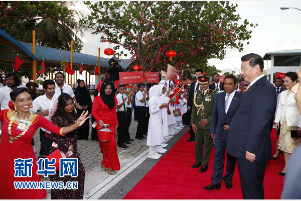 9月14日,國家主席習(xí)近平抵達馬累,開始對馬爾代夫進行國事訪問。習(xí)近平和夫人彭麗媛在機場受到馬爾代夫總統(tǒng)亞明夫婦的熱情迎接。新華社記者 鞠鵬 攝 9月14日,國家主席習(xí)近平抵達馬累,開始對馬爾代夫進行國事訪問。習(xí)近平和夫人彭麗媛在機場受到馬爾代夫總統(tǒng)亞明夫婦的熱情迎接。新華社記者 鞠鵬 攝