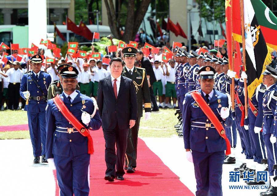 9月15日,國家主席習近平同馬爾代夫總統亞明在馬累舉行會談。會談前,亞明在共和國廣場為習近平舉行歡迎儀式。 新華社記者 馬占成 攝 9月15日,國家主席習近平同馬爾代夫總統亞明在馬累舉行會談。會談前,亞明在共和國廣場為習近平舉行歡迎儀式。 新華社記者 馬占成 攝