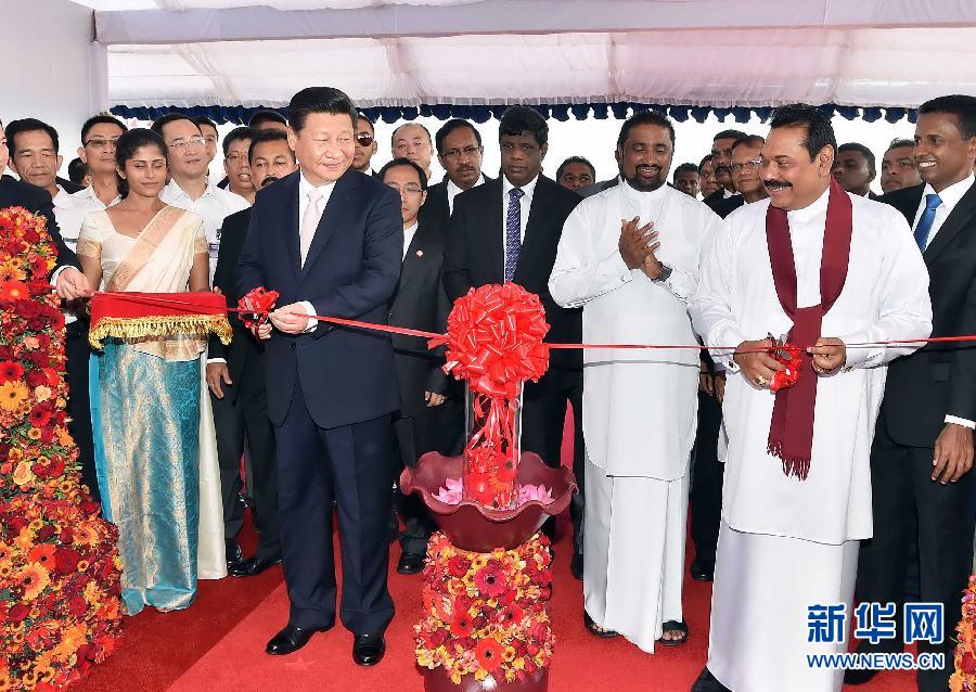 9月17日,國家主席習近平在斯里蘭卡總統拉賈帕克薩陪同下考察中斯港口合作項目。這是習近平和拉賈帕克薩為港口城開工剪彩。 新華社記者李濤 攝 9月17日,國家主席習近平在斯里蘭卡總統拉賈帕克薩陪同下考察中斯港口合作項目。這是習近平和拉賈帕克薩為港口城開工剪彩。 新華社記者李濤 攝