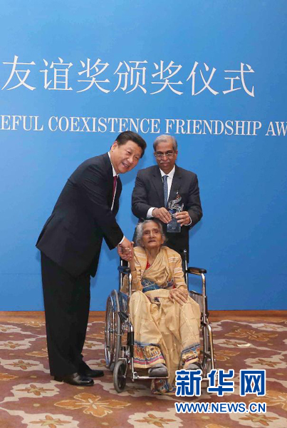 9月19日,國家主席習近平在新德里會見印度友好人士、友好團體代表,并頒發和平共處五項原則友誼獎,表彰他們長期致力于中印友好事業。新華社記者龐興雷攝 9月19日,國家主席習近平在新德里會見印度友好人士、友好團體代表,并頒發和平共處五項原則友誼獎,表彰他們長期致力于中印友好事業。新華社記者龐興雷攝