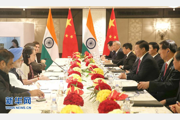 9月19日,國家主席習(xí)近平在新德里會見印度國大黨主席索尼婭·甘地和前總理辛格。 新華社記者姚大偉攝 9月19日,國家主席習(xí)近平在新德里會見印度國大黨主席索尼婭·甘地和前總理辛格。 新華社記者姚大偉攝