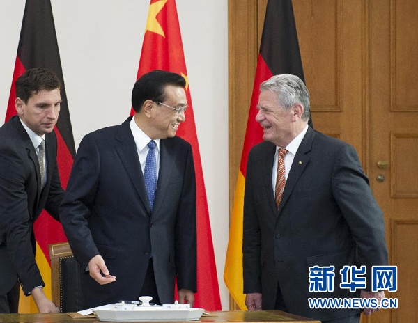 10月10日,國務院總理李克強在柏林會見德國總統高克。這是李克強總理與高克總統親切交談。 新華社記者 王曄 攝 10月10日,國務院總理李克強在柏林會見德國總統高克。這是李克強總理與高克總統親切交談。 新華社記者 王曄 攝