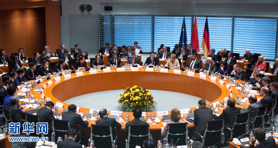 10月10日,中國國務(wù)院總理李克強在柏林與德國總理默克爾共同主持第三輪中德政府磋商。 新華社記者 李學(xué)仁 攝 10月10日,中國國務(wù)院總理李克強在柏林與德國總理默克爾共同主持第三輪中德政府磋商。 新華社記者 李學(xué)仁 攝