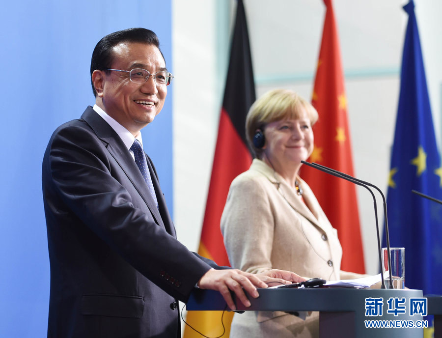 10月10日，國務(wù)院總理李克強(qiáng)在柏林與德國總理默克爾圓滿結(jié)束第三輪中德政府磋商后共同會見記者。 新華社記者 李學(xué)仁 攝 