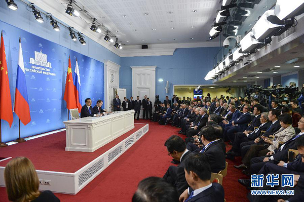 10月13日,國務(wù)院總理李克強在莫斯科與俄羅斯總理梅德韋杰夫圓滿結(jié)束中俄總理第十九次定期會晤后共同會見記者。 新華社記者李學(xué)仁攝 10月13日,國務(wù)院總理李克強在莫斯科與俄羅斯總理梅德韋杰夫圓滿結(jié)束中俄總理第十九次定期會晤后共同會見記者。 新華社記者李學(xué)仁攝