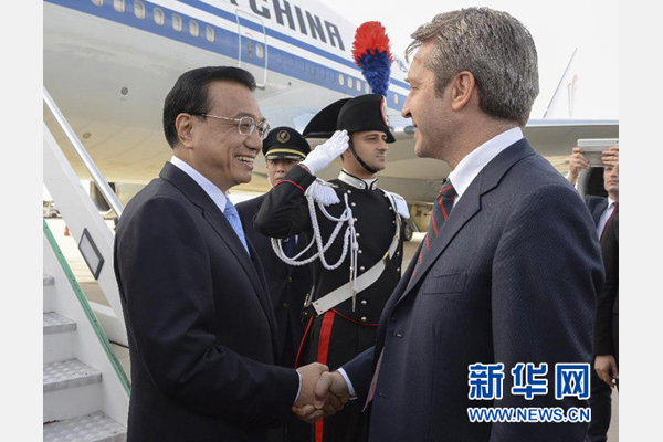 10月14日，國務院總理李克強乘專機抵達羅馬，開始對意大利進行正式訪問，意大利政府高級官員到機場迎接。 新華社記者李學仁攝