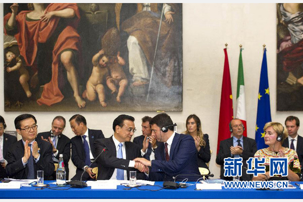 10月14日,中國國務院總理李克強在羅馬巴爾貝里尼宮與意大利總理倫齊共同會見中意企業(yè)家委員會委員及企業(yè)家代表并致辭。 新華社記者謝環(huán)馳 攝 10月14日,中國國務院總理李克強在羅馬巴爾貝里尼宮與意大利總理倫齊共同會見中意企業(yè)家委員會委員及企業(yè)家代表并致辭。 新華社記者謝環(huán)馳 攝