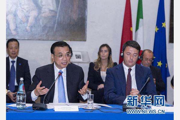 10月14日,中國國務院總理李克強在羅馬巴爾貝里尼宮與意大利總理倫齊共同會見中意企業(yè)家委員會委員及企業(yè)家代表并致辭。 新華社記者 王曄攝 10月14日,中國國務院總理李克強在羅馬巴爾貝里尼宮與意大利總理倫齊共同會見中意企業(yè)家委員會委員及企業(yè)家代表并致辭。 新華社記者 王曄攝
