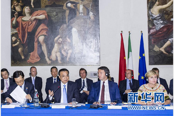 10月14日,中國國務院總理李克強在羅馬巴爾貝里尼宮與意大利總理倫齊共同會見中意企業(yè)家委員會委員及企業(yè)家代表并致辭。 新華社記者 王曄攝 10月14日,中國國務院總理李克強在羅馬巴爾貝里尼宮與意大利總理倫齊共同會見中意企業(yè)家委員會委員及企業(yè)家代表并致辭。 新華社記者 王曄攝