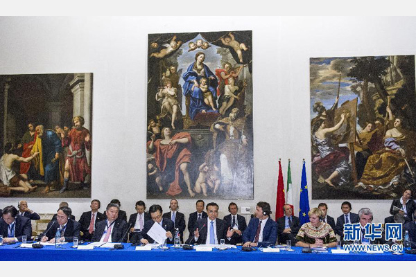 10月14日,中國國務院總理李克強在羅馬巴爾貝里尼宮與意大利總理倫齊共同會見中意企業(yè)家委員會委員及企業(yè)家代表并致辭。 新華社記者 王曄攝 10月14日,中國國務院總理李克強在羅馬巴爾貝里尼宮與意大利總理倫齊共同會見中意企業(yè)家委員會委員及企業(yè)家代表并致辭。 新華社記者 王曄攝