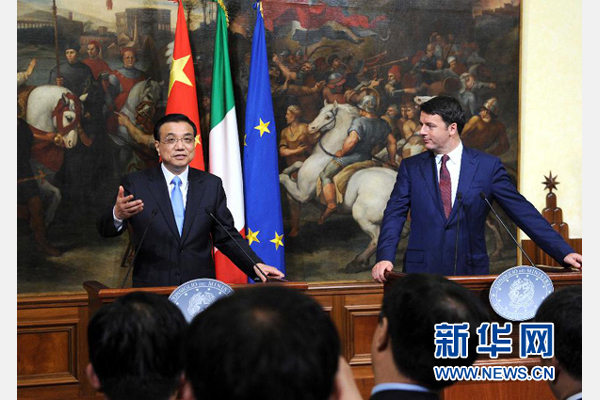 10月14日,中國國務(wù)院總理李克強與意大利總理倫齊在羅馬舉行會談后共同會見記者。 新華社記者 饒愛民 攝 10月14日,中國國務(wù)院總理李克強與意大利總理倫齊在羅馬舉行會談后共同會見記者。 新華社記者 饒愛民 攝