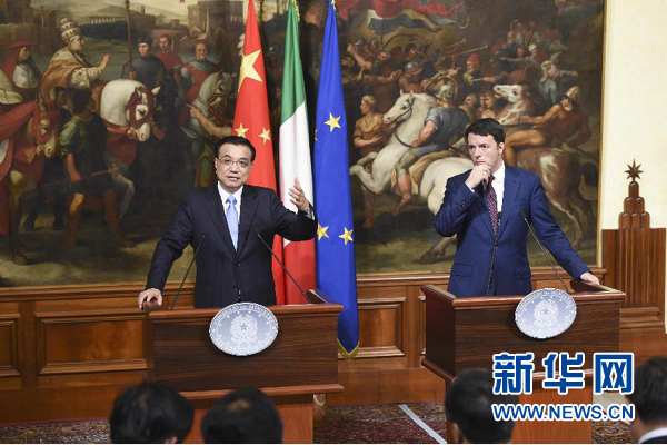 10月14日,國務(wù)院總理李克強在羅馬與意大利總理倫齊舉行會談后共同會見記者。 新華社記者 李學(xué)仁 攝 10月14日,國務(wù)院總理李克強在羅馬與意大利總理倫齊舉行會談后共同會見記者。 新華社記者 李學(xué)仁 攝