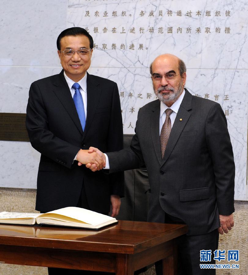 10月15日,中國國務(wù)院總理李克強(qiáng)在羅馬會(huì)見聯(lián)合國糧農(nóng)組織總干事格拉齊亞諾。 新華社記者 饒愛民 攝 10月15日,中國國務(wù)院總理李克強(qiáng)在羅馬會(huì)見聯(lián)合國糧農(nóng)組織總干事格拉齊亞諾。 新華社記者 饒愛民 攝