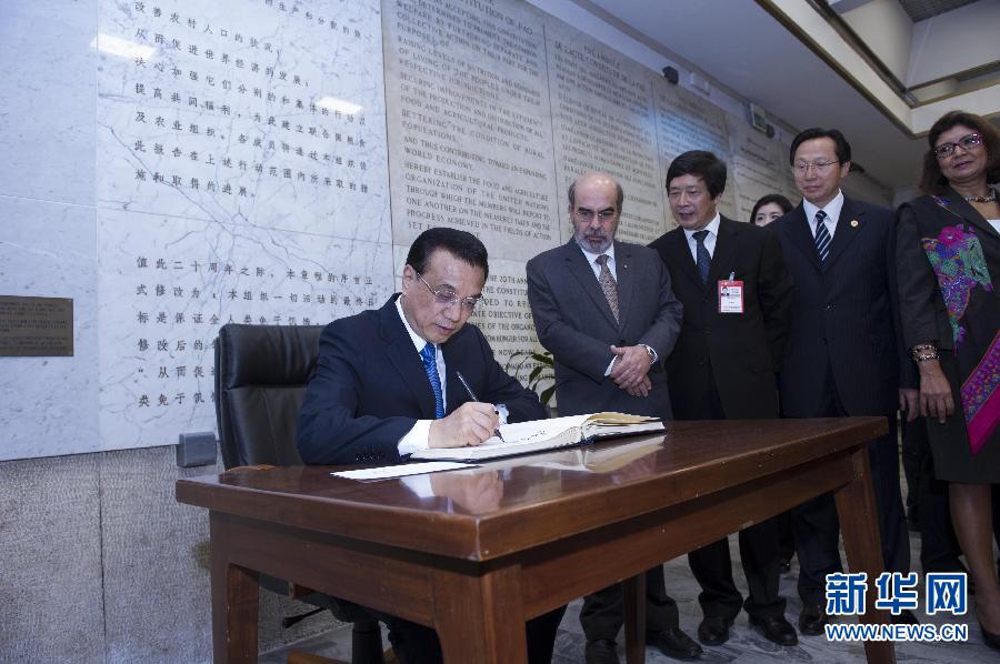 10月15日,中國國務(wù)院總理李克強(qiáng)在羅馬會(huì)見聯(lián)合國糧農(nóng)組織總干事格拉齊亞諾。這是李克強(qiáng)抵達(dá)后在貴賓簿上簽字。 新華社記者 王曄 攝 10月15日,中國國務(wù)院總理李克強(qiáng)在羅馬會(huì)見聯(lián)合國糧農(nóng)組織總干事格拉齊亞諾。這是李克強(qiáng)抵達(dá)后在貴賓簿上簽字。 新華社記者 王曄 攝