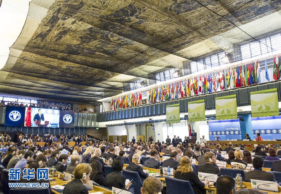 10月15日,中國國務院總理李克強在格拉齊亞諾總干事的陪同下在位于羅馬的聯合國糧農組織總部發表演講。 新華社記者 王曄 攝 10月15日,中國國務院總理李克強在格拉齊亞諾總干事的陪同下在位于羅馬的聯合國糧農組織總部發表演講。 新華社記者 王曄 攝