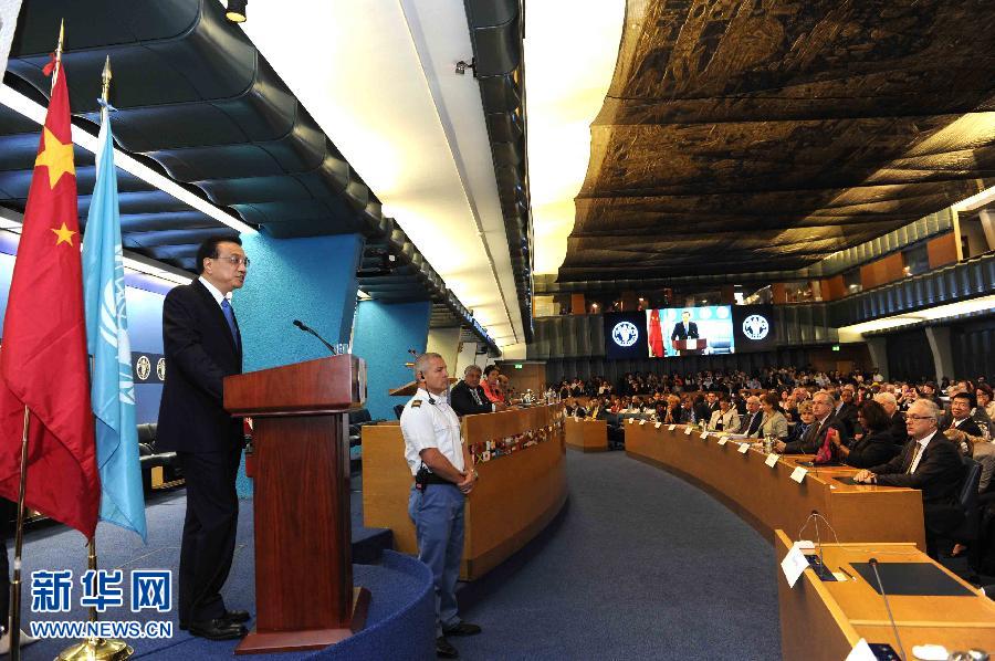 10月15日,中國國務院總理李克強在格拉齊亞諾總干事的陪同下在位于羅馬的聯合國糧農組織總部發表演講。 新華社記者 饒愛民 攝 10月15日,中國國務院總理李克強在格拉齊亞諾總干事的陪同下在位于羅馬的聯合國糧農組織總部發表演講。 新華社記者 饒愛民 攝