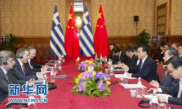 10月16日,中國國務院總理李克強在意大利米蘭會見希臘總理薩馬拉斯。 新華社記者 謝環馳 攝 10月16日,中國國務院總理李克強在意大利米蘭會見希臘總理薩馬拉斯。 新華社記者 謝環馳 攝