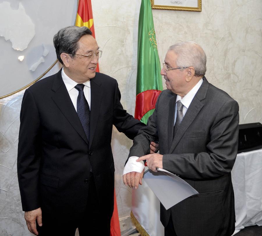 11月1日,正在阿爾及利亞進行正式友好訪問的全國政協主席俞正聲在阿爾及爾與阿民族院議長本·薩拉赫舉行會談。這是俞正聲親切詢問本·薩拉赫的手傷情況。新華社記者 張鐸 攝 11月1日,正在阿爾及利亞進行正式友好訪問的全國政協主席俞正聲在阿爾及爾與阿民族院議長本·薩拉赫舉行會談。這是俞正聲親切詢問本·薩拉赫的手傷情況。新華社記者 張鐸 攝