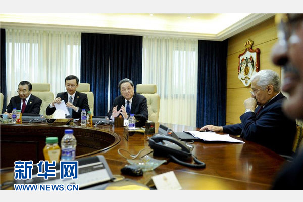 11月9日，正在約旦進(jìn)行正式友好訪問的全國政協(xié)主席俞正聲在安曼會(huì)見約旦首相恩蘇爾。 新華社記者 張鐸 攝 