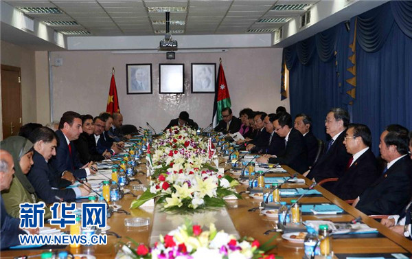  11月9日，正在約旦進(jìn)行正式友好訪問的全國政協(xié)主席俞正聲在安曼會(huì)見約旦眾議院代議長薩法迪。 新華社記者 劉衛(wèi)兵 攝 