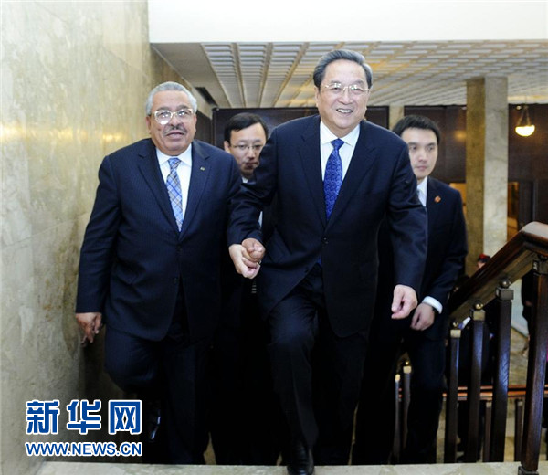 11月9日，正在約旦進(jìn)行正式友好訪問的全國政協(xié)主席俞正聲在安曼與約旦參議長拉瓦比德進(jìn)行會(huì)談。這是會(huì)談前，俞正聲與拉瓦比德攜手步入會(huì)場。新華社記者 張鐸 攝 