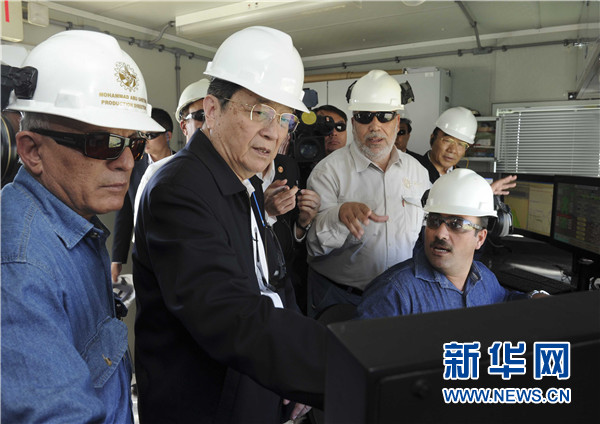 11月8日，正在約旦進(jìn)行正式友好訪問的全國政協(xié)主席俞正聲在安曼參觀阿拉伯鉀肥公司。這是俞正聲在采鹽船上仔細(xì)詢問開采情況。 新華社記者 張鐸 攝