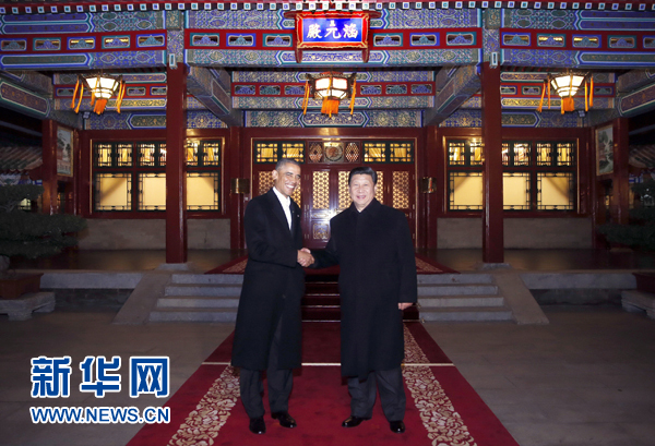 11月11日晚,國家主席習近平在中南海同美國總統(tǒng)奧巴馬舉行會晤。這是兩國元首在瀛臺涵元殿前握手。 新華社記者鞠鵬攝 11月11日晚,國家主席習近平在中南海同美國總統(tǒng)奧巴馬舉行會晤。這是兩國元首在瀛臺涵元殿前握手。 新華社記者鞠鵬攝