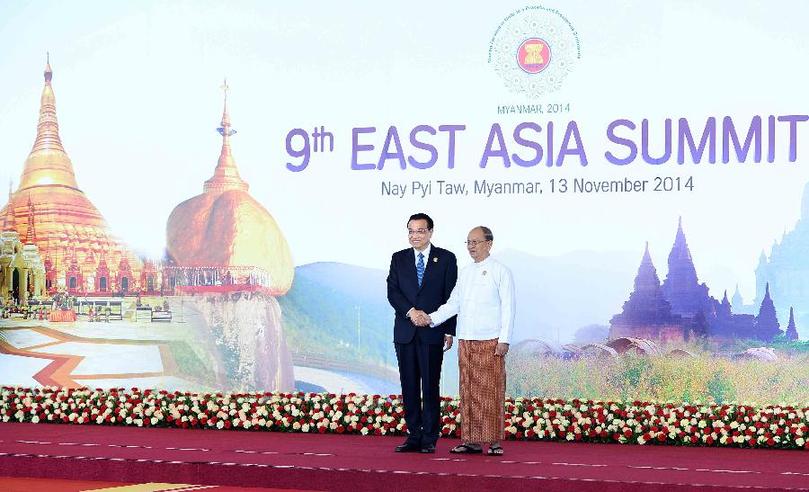 11月13日,中國國務院總理李克強在內比都出席第九屆東亞峰會并發言。這是峰會開始前,東盟輪值主席國緬甸聯邦共和國總統吳登盛迎接李克強總理。新華社記者 李濤 攝 11月13日,中國國務院總理李克強在內比都出席第九屆東亞峰會并發言。這是峰會開始前,東盟輪值主席國緬甸聯邦共和國總統吳登盛迎接李克強總理。新華社記者 李濤 攝