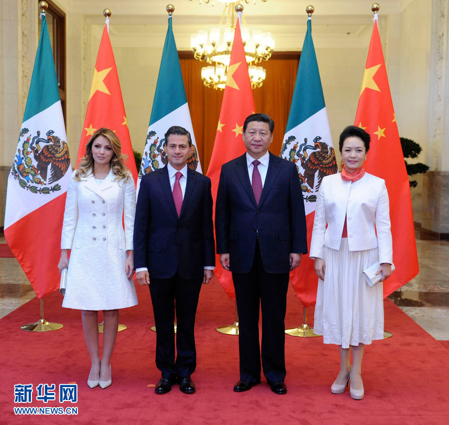 11月13日，國家主席習(xí)近平在北京人民大會堂北大廳舉行儀式，歡迎墨西哥總統(tǒng)培尼亞對中國進(jìn)行國事訪問。這是習(xí)近平和夫人彭麗媛同培尼亞夫婦合影。 新華社記者 張鐸 攝