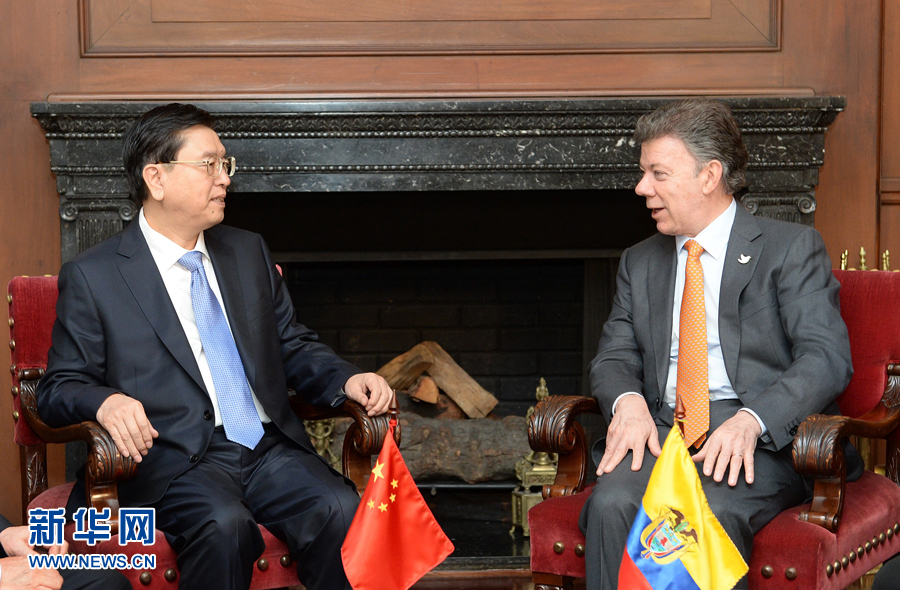 11月24日，正在哥倫比亞進(jìn)行正式友好訪問(wèn)的全國(guó)人大常委會(huì)委員長(zhǎng)張德江在波哥大會(huì)見(jiàn)哥倫比亞總統(tǒng)桑托斯。 新華社記者 劉建生 攝