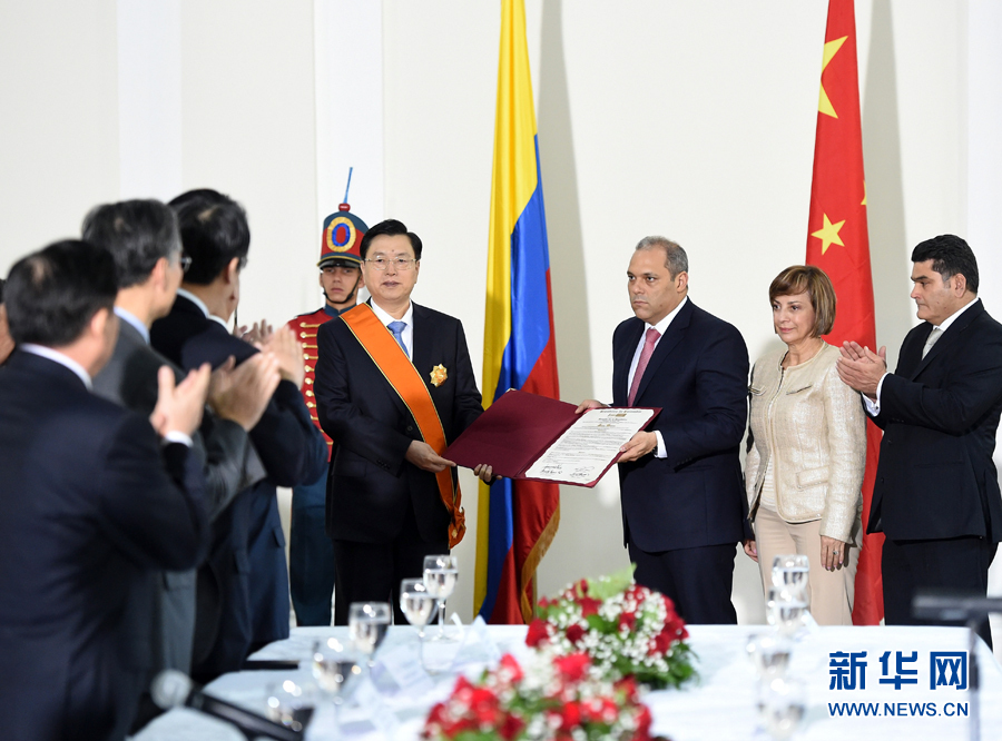 11月24日，正在哥倫比亞進(jìn)行正式友好訪問(wèn)的全國(guó)人大常委會(huì)委員長(zhǎng)張德江在波哥大與哥倫比亞國(guó)會(huì)主席兼參議長(zhǎng)納梅舉行會(huì)談。 新華社記者鞠鵬 攝