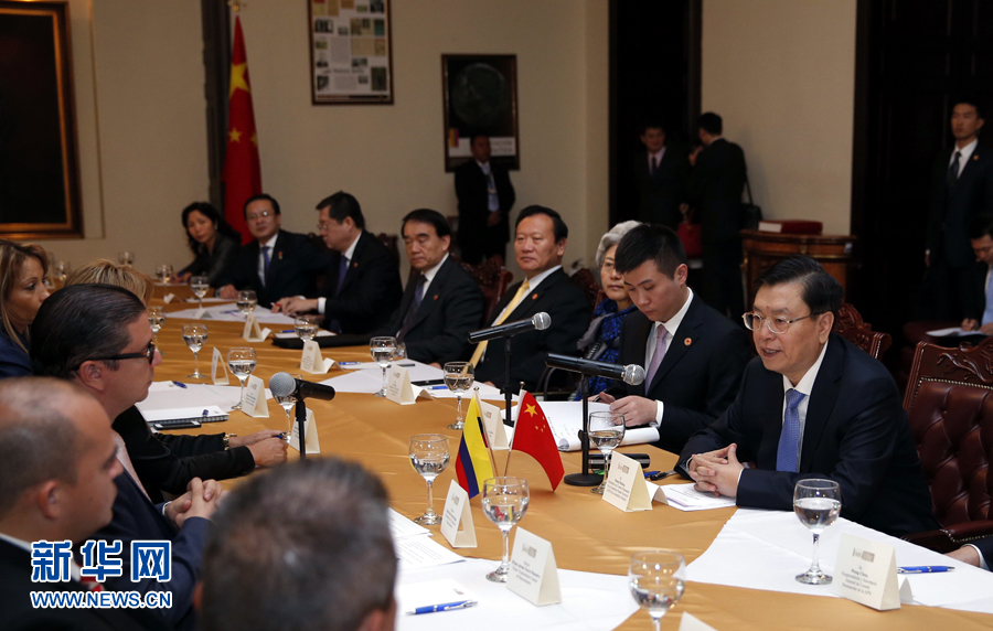 11月24日，正在哥倫比亞進(jìn)行正式友好訪問(wèn)的全國(guó)人大常委會(huì)委員長(zhǎng)張德江在波哥大與哥倫比亞眾議長(zhǎng)阿明舉行會(huì)談。 新華社記者 鞠鵬 攝 