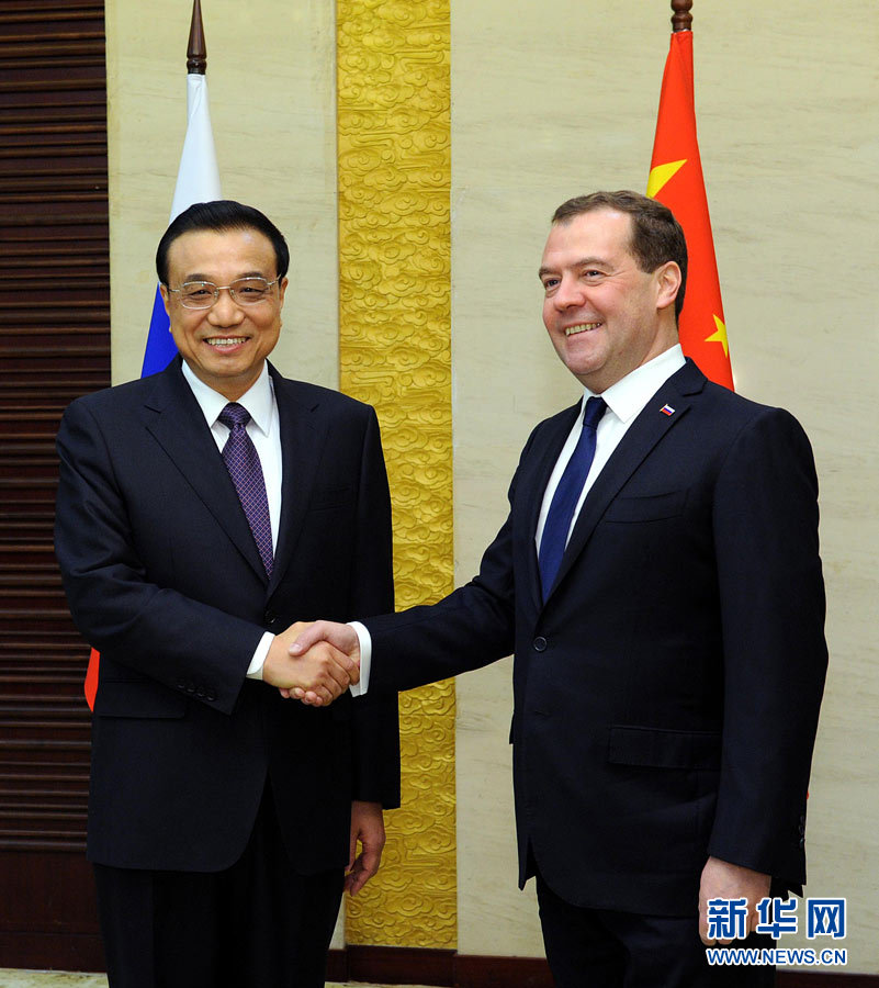 12月15日,中國(guó)國(guó)務(wù)院總理李克強(qiáng)在阿斯塔納會(huì)見(jiàn)俄羅斯總理梅德韋杰夫。 新華社記者 饒愛(ài)民 攝 12月15日,中國(guó)國(guó)務(wù)院總理李克強(qiáng)在阿斯塔納會(huì)見(jiàn)俄羅斯總理梅德韋杰夫。 新華社記者 饒愛(ài)民 攝