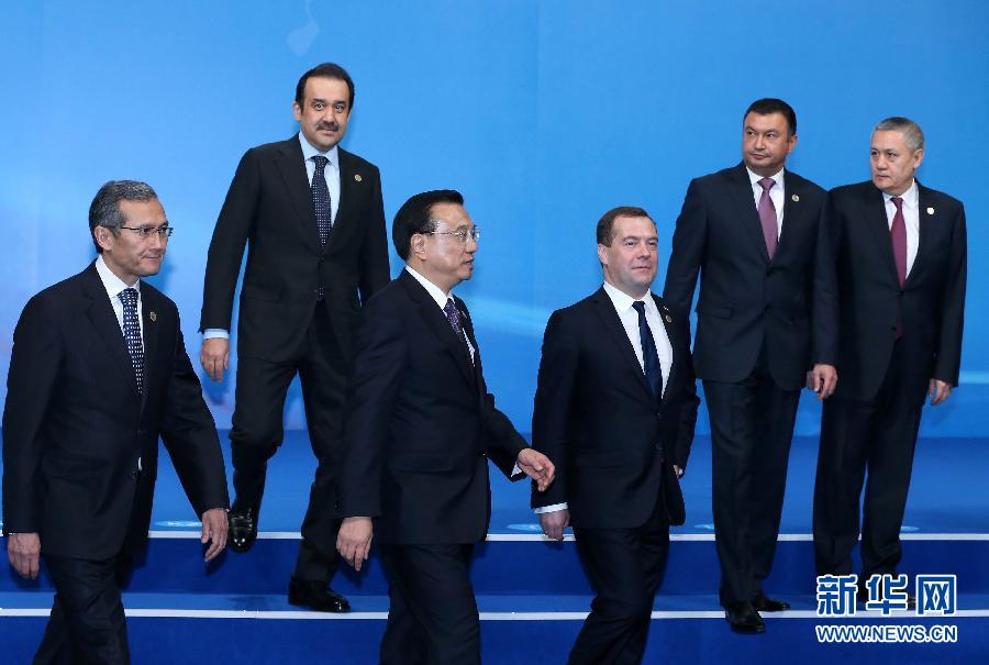 12月15日，中國國務院總理李克強在阿斯塔納出席上海合作組織成員國政府首腦理事會第十三次會議。這是與會領導人集體合影后走向會場。新華社記者 龐興雷 攝 