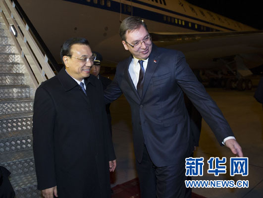 12月15日,國(guó)務(wù)院總理李克強(qiáng)抵達(dá)貝爾格萊德,出席中國(guó)-中東歐國(guó)家領(lǐng)導(dǎo)人會(huì)晤并正式訪問塞爾維亞,塞爾維亞總理武契奇到機(jī)場(chǎng)迎接。新華社記者 黃敬文 攝 12月15日,國(guó)務(wù)院總理李克強(qiáng)抵達(dá)貝爾格萊德,出席中國(guó)-中東歐國(guó)家領(lǐng)導(dǎo)人會(huì)晤并正式訪問塞爾維亞,塞爾維亞總理武契奇到機(jī)場(chǎng)迎接。新華社記者 黃敬文 攝