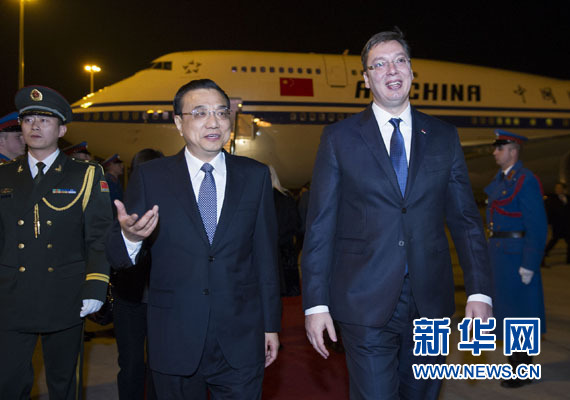 12月15日,國(guó)務(wù)院總理李克強(qiáng)抵達(dá)貝爾格萊德,出席中國(guó)-中東歐國(guó)家領(lǐng)導(dǎo)人會(huì)晤并正式訪問塞爾維亞,塞爾維亞總理武契奇到機(jī)場(chǎng)迎接。新華社記者 黃敬文 攝 12月15日,國(guó)務(wù)院總理李克強(qiáng)抵達(dá)貝爾格萊德,出席中國(guó)-中東歐國(guó)家領(lǐng)導(dǎo)人會(huì)晤并正式訪問塞爾維亞,塞爾維亞總理武契奇到機(jī)場(chǎng)迎接。新華社記者 黃敬文 攝