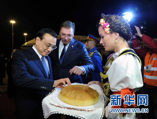 12月15日,國(guó)務(wù)院總理李克強(qiáng)抵達(dá)貝爾格萊德,出席中國(guó)-中東歐國(guó)家領(lǐng)導(dǎo)人會(huì)晤并正式訪問塞爾維亞,塞爾維亞總理武契奇到機(jī)場(chǎng)迎接。新華社記者 饒愛民 攝 12月15日,國(guó)務(wù)院總理李克強(qiáng)抵達(dá)貝爾格萊德,出席中國(guó)-中東歐國(guó)家領(lǐng)導(dǎo)人會(huì)晤并正式訪問塞爾維亞,塞爾維亞總理武契奇到機(jī)場(chǎng)迎接。新華社記者 饒愛民 攝