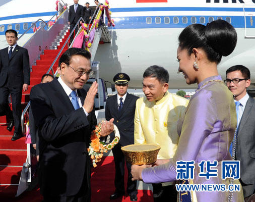 12月19日,中國(guó)國(guó)務(wù)院總理李克強(qiáng)抵達(dá)曼谷,出席大湄公河次區(qū)域經(jīng)濟(jì)合作領(lǐng)導(dǎo)人第五次會(huì)議。新華社記者饒愛(ài)民攝 12月19日,中國(guó)國(guó)務(wù)院總理李克強(qiáng)抵達(dá)曼谷,出席大湄公河次區(qū)域經(jīng)濟(jì)合作領(lǐng)導(dǎo)人第五次會(huì)議。新華社記者饒愛(ài)民攝