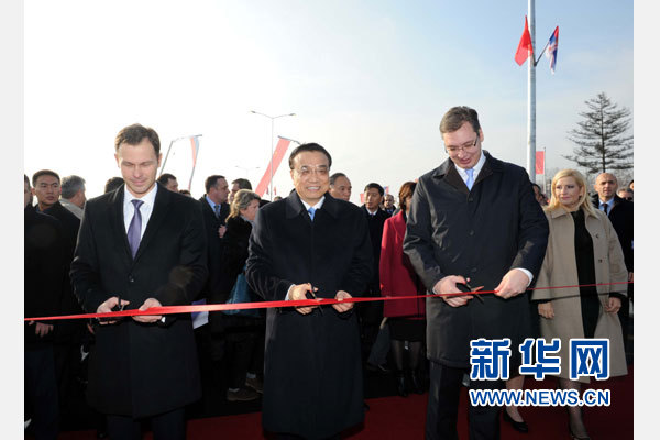 12月18日，中國國務院總理李克強在貝爾格萊德同塞爾維亞總理武契奇共同出席貝爾格萊德跨多瑙河大橋竣工儀式。這是李克強與武契奇為新建成的大橋剪彩。新華社記者 饒愛民 攝