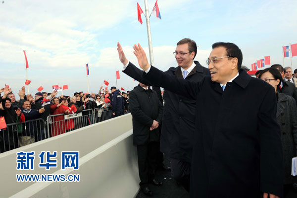 12月18日，中國國務院總理李克強在貝爾格萊德同塞爾維亞總理武契奇共同出席貝爾格萊德跨多瑙河大橋竣工儀式。這是李克強與武契奇在儀式現場向塞爾維亞群眾揮手致意。新華社記者 饒愛民 攝