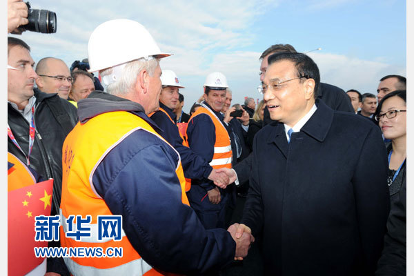 12月18日，中國國務院總理李克強在貝爾格萊德同塞爾維亞總理武契奇共同出席貝爾格萊德跨多瑙河大橋竣工儀式。這是李克強同大橋建設者親切交流。新華社記者 饒愛民 攝