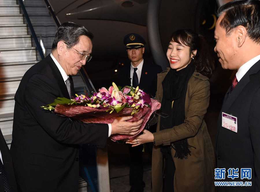 12月25日至27日,中共中央政治局常委、全國政協(xié)主席俞正聲對越南進行正式訪問。這是12月25日,俞正聲抵達河內(nèi),開始對越南進行正式訪問。 新華社記者馬占成攝 12月25日至27日,中共中央政治局常委、全國政協(xié)主席俞正聲對越南進行正式訪問。這是12月25日,俞正聲抵達河內(nèi),開始對越南進行正式訪問。 新華社記者馬占成攝