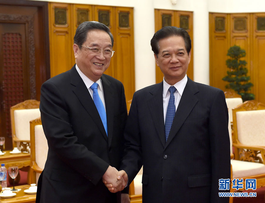 12月25日至27日,中共中央政治局常委、全國政協(xié)主席俞正聲對越南進行正式訪問。這是12月26日,俞正聲在河內(nèi)會見越南政府總理阮晉勇。 新華社記者馬占成攝 12月25日至27日,中共中央政治局常委、全國政協(xié)主席俞正聲對越南進行正式訪問。這是12月26日,俞正聲在河內(nèi)會見越南政府總理阮晉勇。 新華社記者馬占成攝