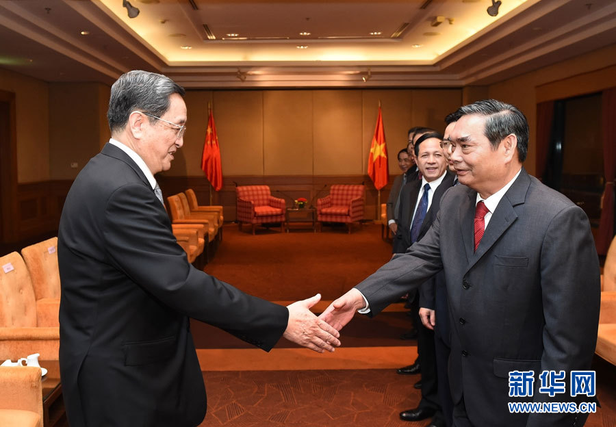 12月25日至27日,中共中央政治局常委、全國政協(xié)主席俞正聲對越南進行正式訪問。這是12月25日,俞正聲在河內(nèi)會見越共中央書記處常務書記黎鴻英。 新華社記者劉建生攝 12月25日至27日,中共中央政治局常委、全國政協(xié)主席俞正聲對越南進行正式訪問。這是12月25日,俞正聲在河內(nèi)會見越共中央書記處常務書記黎鴻英。 新華社記者劉建生攝