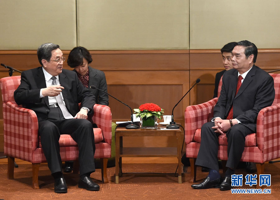 12月25日至27日,中共中央政治局常委、全國政協(xié)主席俞正聲對越南進行正式訪問。這是12月25日,俞正聲在河內(nèi)會見越共中央書記處常務書記黎鴻英。 新華社記者劉建生攝 12月25日至27日,中共中央政治局常委、全國政協(xié)主席俞正聲對越南進行正式訪問。這是12月25日,俞正聲在河內(nèi)會見越共中央書記處常務書記黎鴻英。 新華社記者劉建生攝