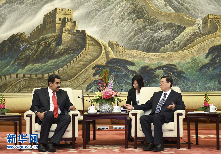 1月8日，全國人大常委會(huì)委員長張德江在北京人民大會(huì)堂會(huì)見委內(nèi)瑞拉總統(tǒng)馬杜羅。 新華社記者 張鐸 攝 