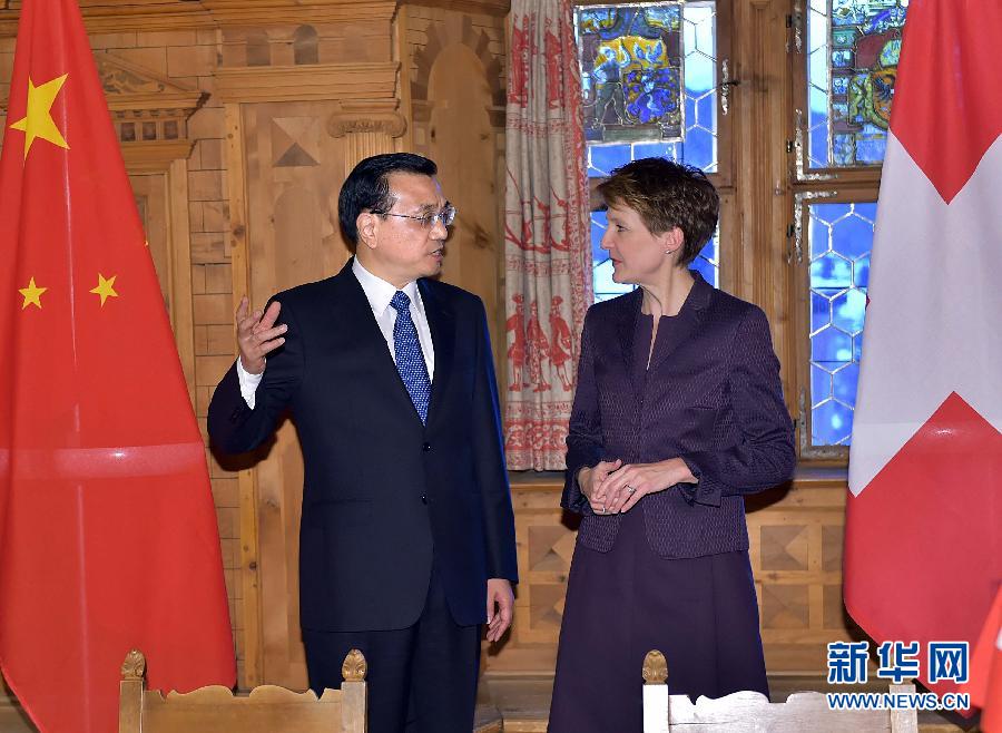 1月21日,國務(wù)院總理李克強(qiáng)在達(dá)沃斯同瑞士聯(lián)邦主席索馬魯加舉行會談。這是會談結(jié)束后,李克強(qiáng)與索馬魯加共同出席雙邊金融、食品、藥品、科研、人員往來等領(lǐng)域合作文件簽字儀式。新華社記者 李濤 攝 1月21日,國務(wù)院總理李克強(qiáng)在達(dá)沃斯同瑞士聯(lián)邦主席索馬魯加舉行會談。這是會談結(jié)束后,李克強(qiáng)與索馬魯加共同出席雙邊金融、食品、藥品、科研、人員往來等領(lǐng)域合作文件簽字儀式。新華社記者 李濤 攝