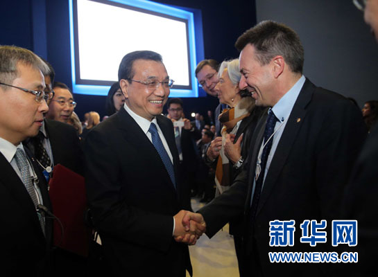 1月21日,中國國務院總理李克強在瑞士達沃斯舉行的世界經濟論壇全會發表特別致辭并回答提問。這是李克強在致辭前同與會嘉賓親切交談。新華社記者 劉衛兵 攝 1月21日,中國國務院總理李克強在瑞士達沃斯舉行的世界經濟論壇全會發表特別致辭并回答提問。這是李克強在致辭前同與會嘉賓親切交談。新華社記者 劉衛兵 攝