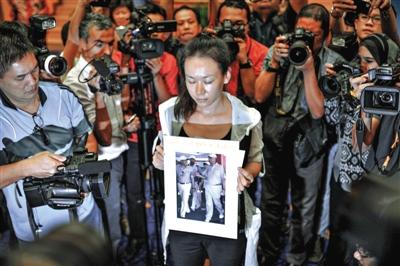 1月29日,在得知即將召開有關MH370的發布會后,一些乘客家屬成員到場。